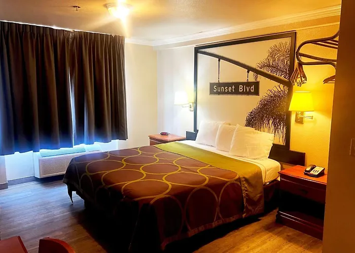 Super 8 By Wyndham Hollywood/La Area